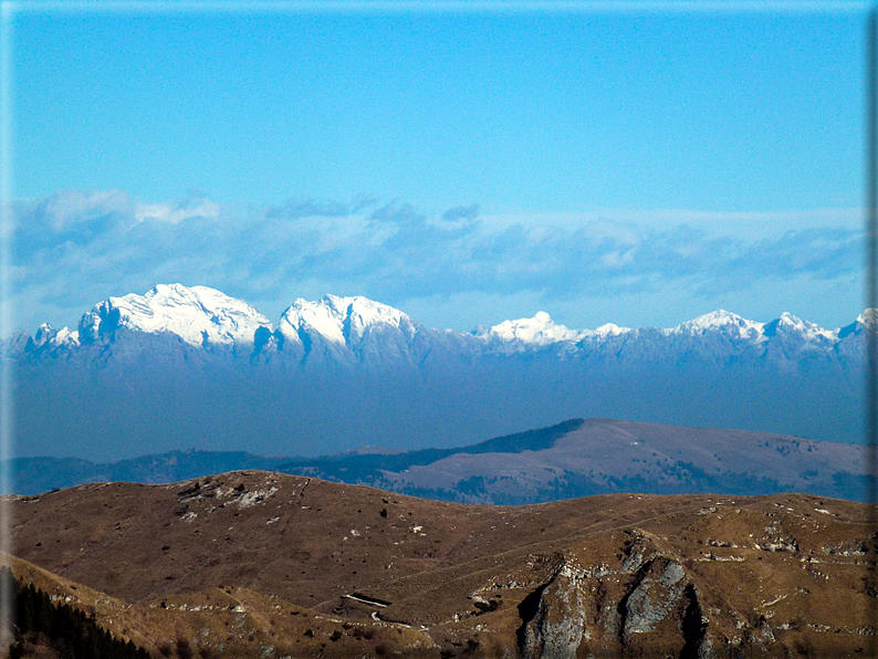 foto Salita dal Monte Tomba a Cima Grappa